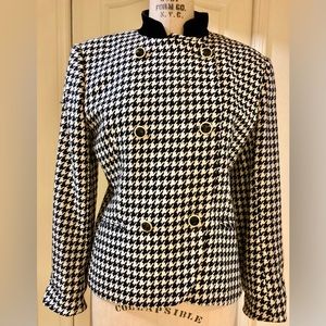 Jones NY jacket vintage 80’s. Pre loved, wool/velvet collar, welt pockets.